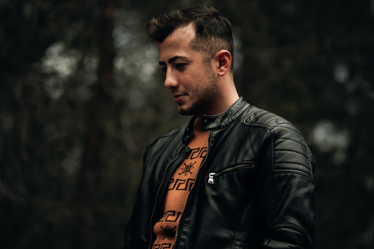 Schwarze Lederjacke als Beispiel für Biker, Bomber und Café Racer Stil