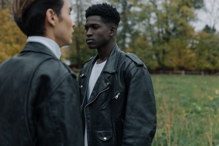 Schwarze Lederjacke für den Vergleich von Echtleder und Kunstleder