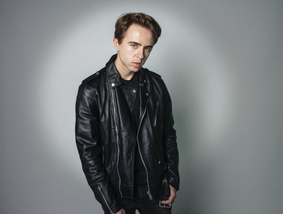 Schwarze Lederjacke als Beispiel beim Vergleich von Lammleder und Rindsleder