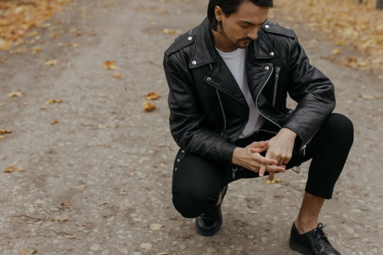 Schwarze Biker Lederjacke als Inspiration für Lederjacken Outfits