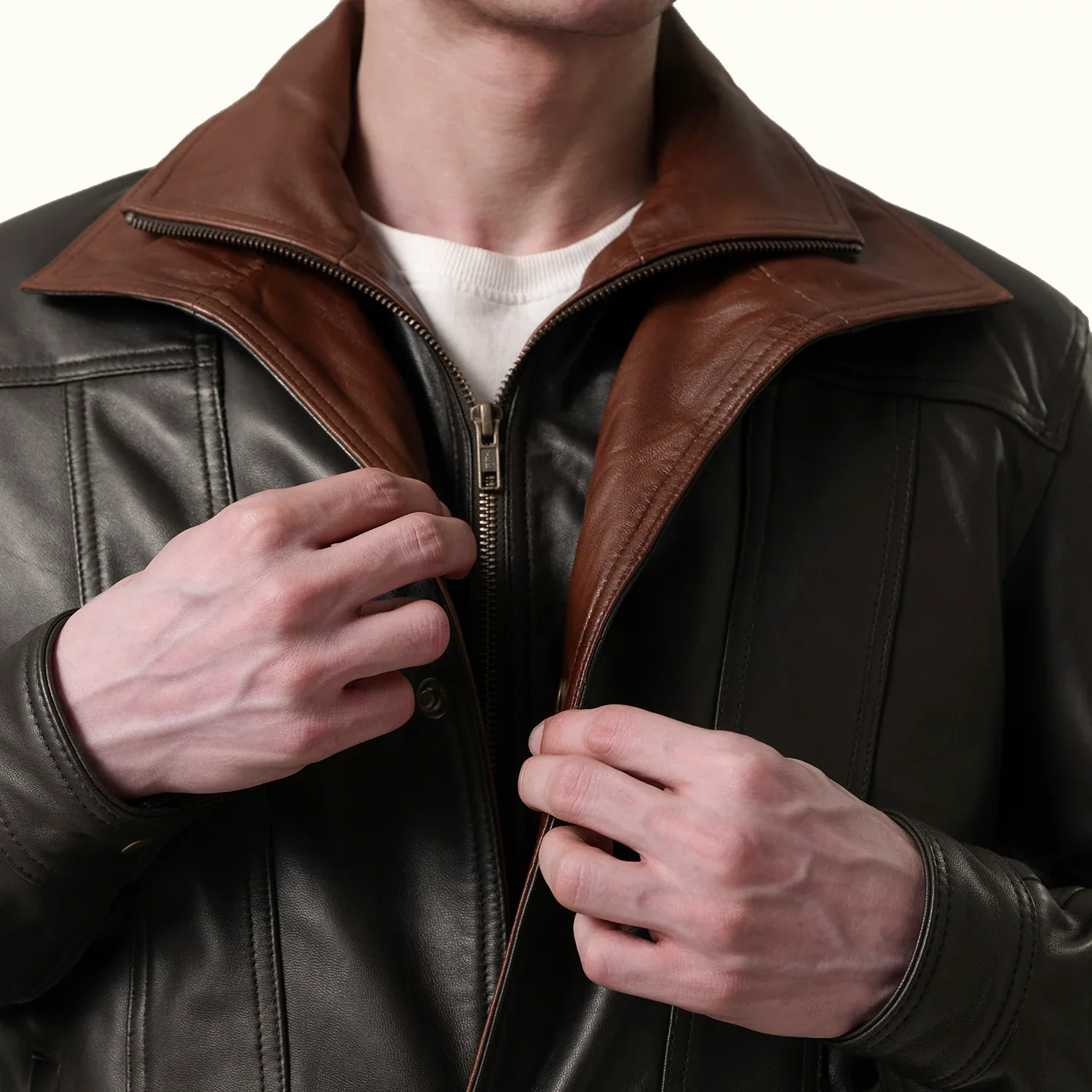 Detail des Hemdkragens der Alden braunen Lederjacke Herren