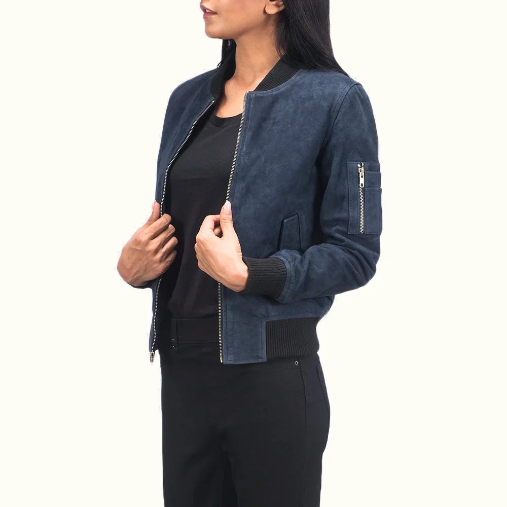 Ava MA-1 blaue Wildleder Bomberjacke für Damen mit Ärmeltasche – Seitenansicht