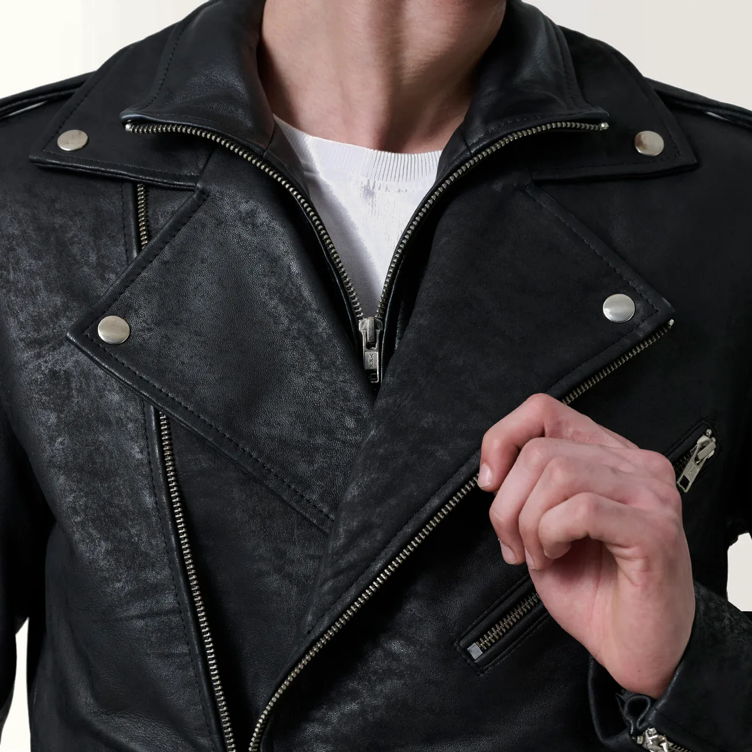 Detail von Reverskragen und Snuffed Schafsleder der Köln Biker Lederjacke Herren