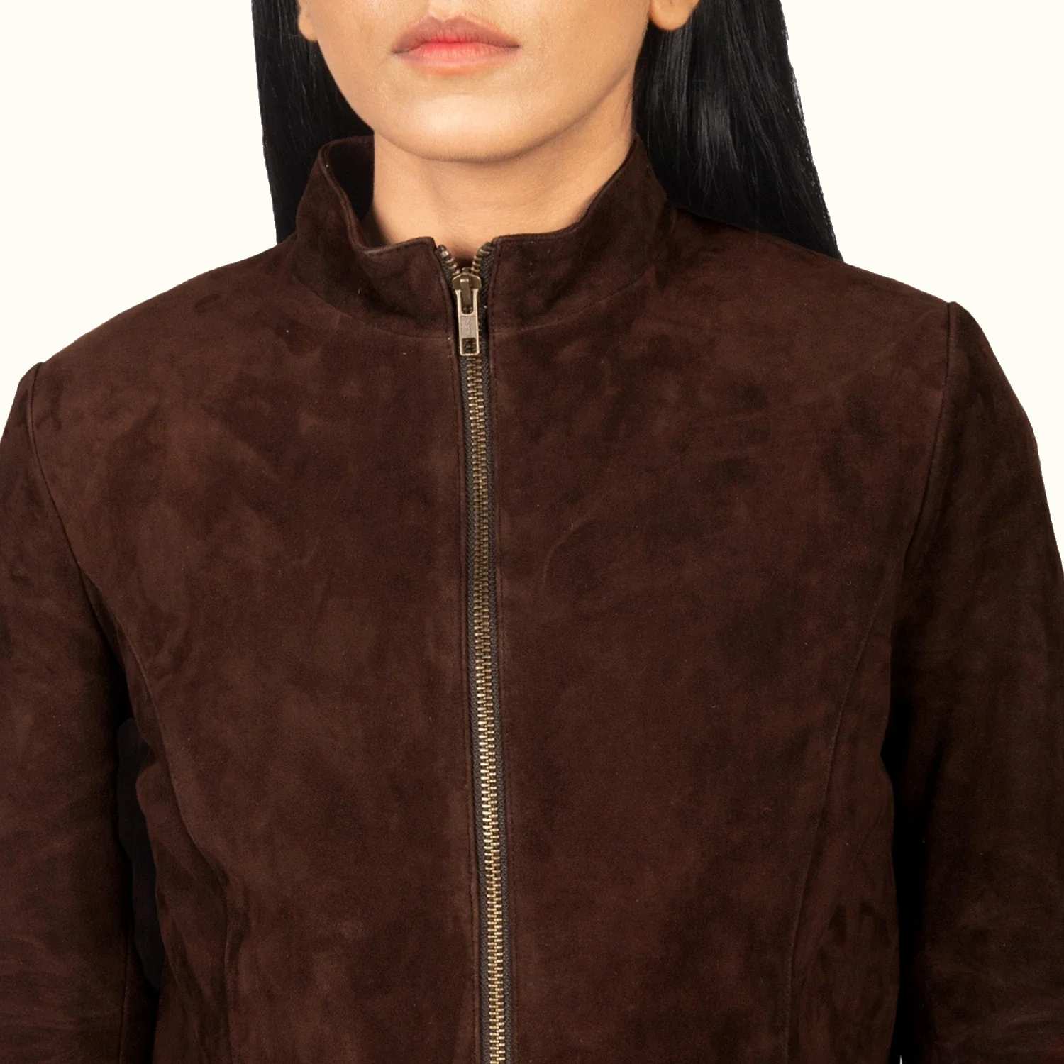 Rumella mokkabraune Wildleder Bikerjacke für Damen – Detail von Stehkragen und Reißverschluss