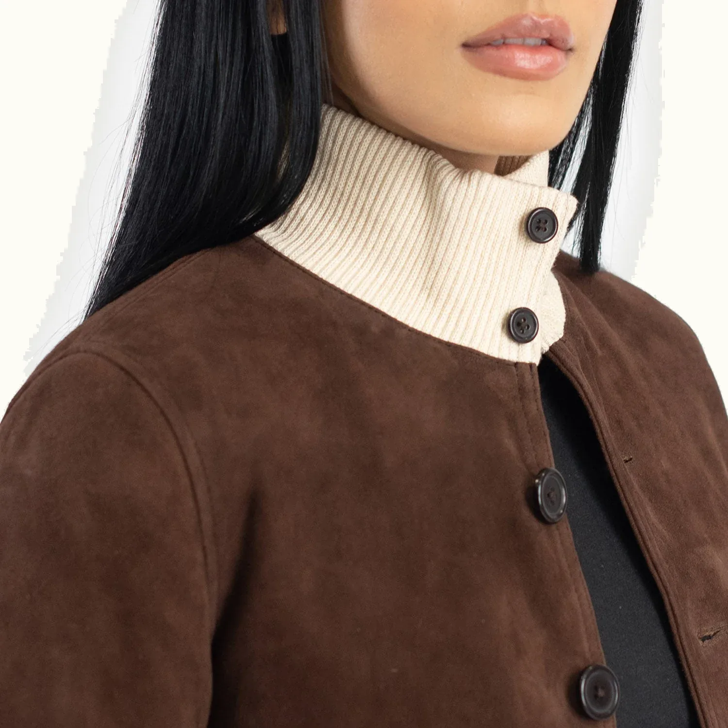 Sasha A1 mokkabraune Wildleder Bomberjacke für Damen – Detail von Rippstrickkragen und Knöpfen
